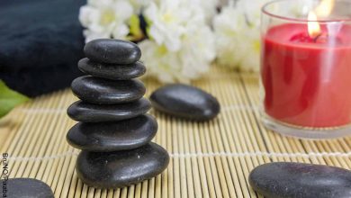 Foto de piedras y velas en un spa que revela el masaje ayurveda