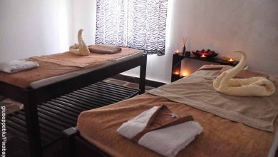 Foto de dos camas de spa con velas que muestran un masaje en pareja