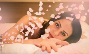 Foto de una mujer acostada que muestra el masaje yoni