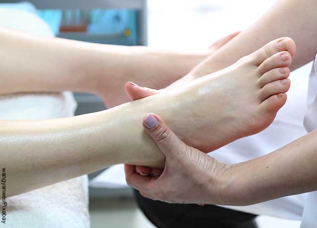 Foto de piernas estiradas de una persona que revelas los masajes en los pies