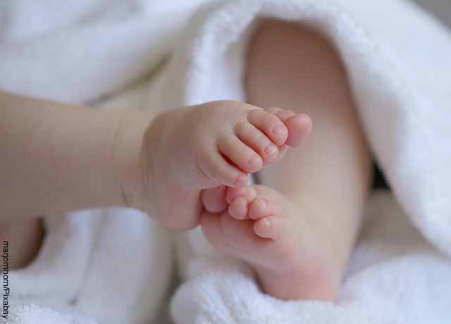 Foto de los pies de un recién nacido que revela los masajes para bebés