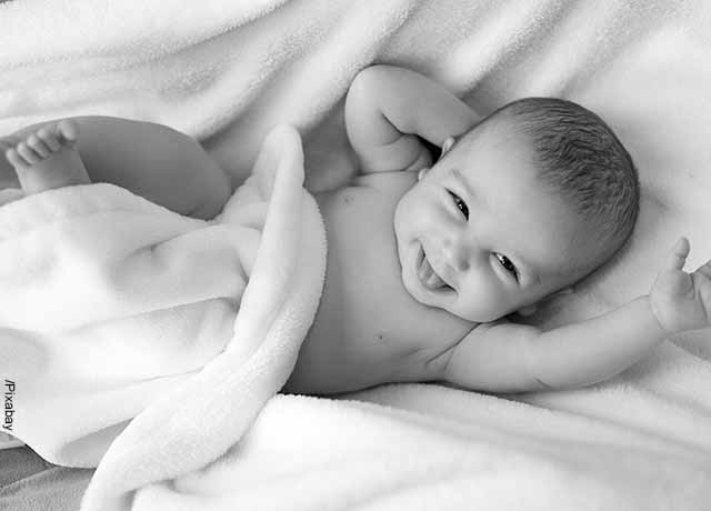 Foto de un recién nacido sobre una cama