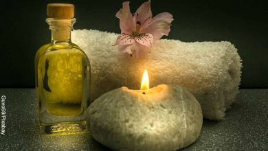 Foto de velas, aceite y toallas que revela los masajes para celulitis