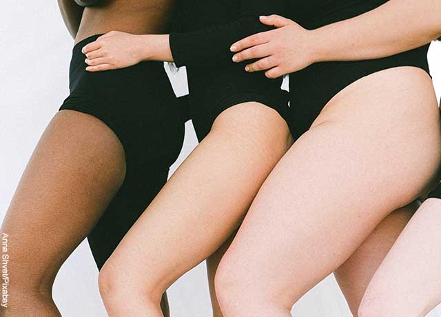 Foto de las piernas de tres mujeres