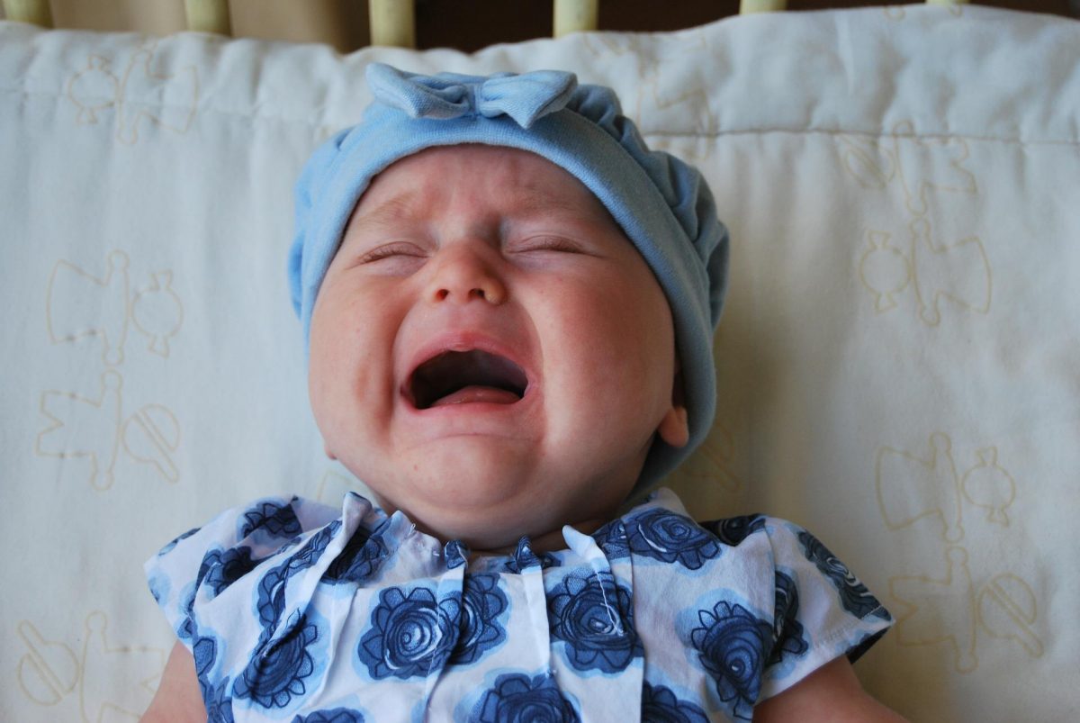 Foto de un bebé llorando acostado