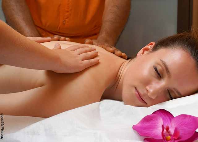 Foto de una mujer recibiendo masajes postquirúrgicos
