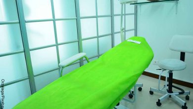 Foto de una camilla de centro médico que muestra los masajes postquirúrgicos