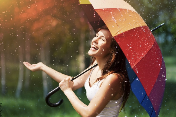Foto de mujer bajo la lluvia