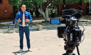 Periodista del Canal Caracol responde a burlas por camisa apretada
