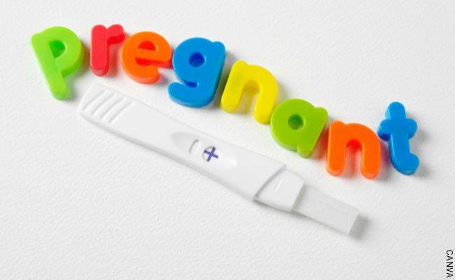 Foto de una prueba de embarazo casera positiva