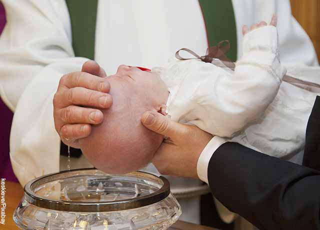 Foto de un bebe en un bautizo que muestra el ritual de protección
