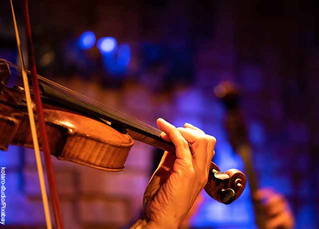 Foto de una persona tocando el violín