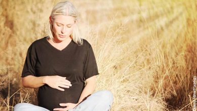 Foto de una mujer embaraza sentada en un campo que revela el ritual del día 40 después del parto