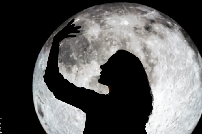 Foto de mujer con luna llena
