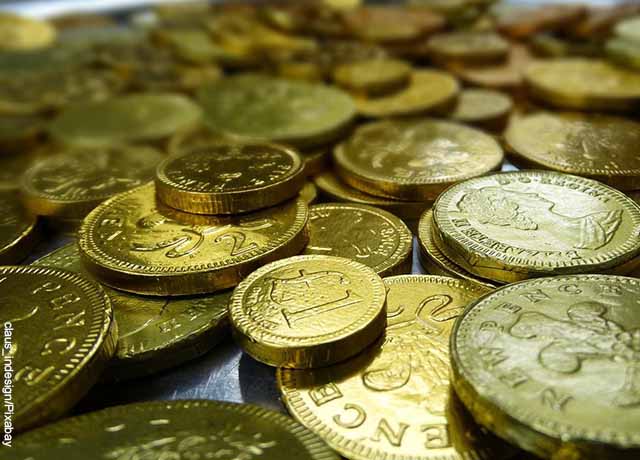 Foto de monedas de oro sobre una mesa
