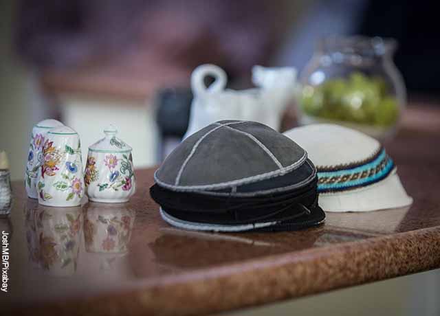 Foto de dos sombreros de judíos sobre la mesa
