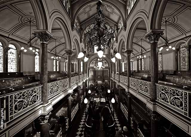 Foto de una sinagoga por dentro