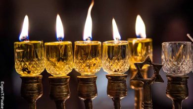 Foto de velas encendidas en pebeteros que revelan los rituales del judaísmo