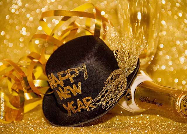 Foto de un sombrero de año nuevo y una botella de champagne