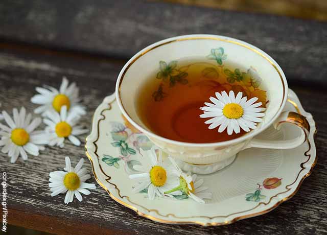Foto de una taza de té con flores adentro