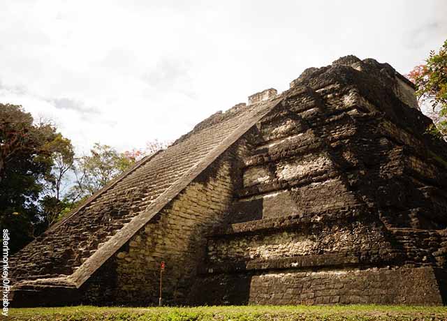 Foto de la pirámide de Chichen Itzá que revela los rituales indígenas