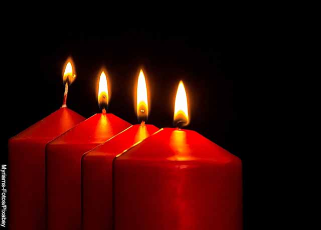 Foto de 4 velas rojas encendidas