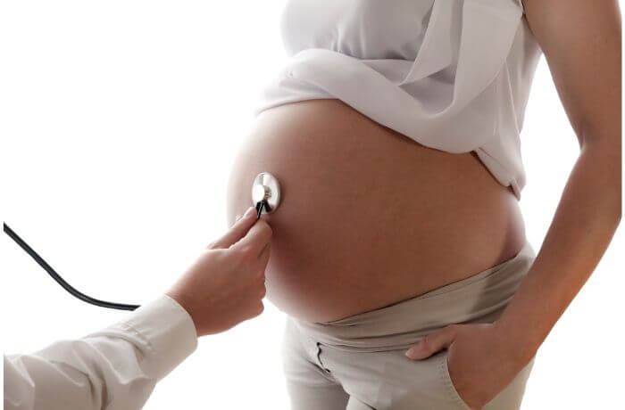 Foto de la barriga de una embarazada con estetoscopio