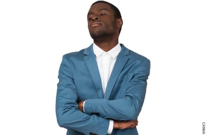 Foto de un hombre afro con los brazos cruzados