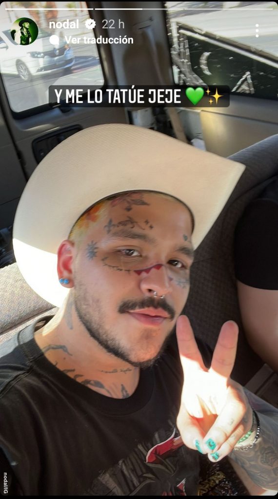 Christian Nodal luciendo su símbolo Sari pero ahora tatuado en su cara
