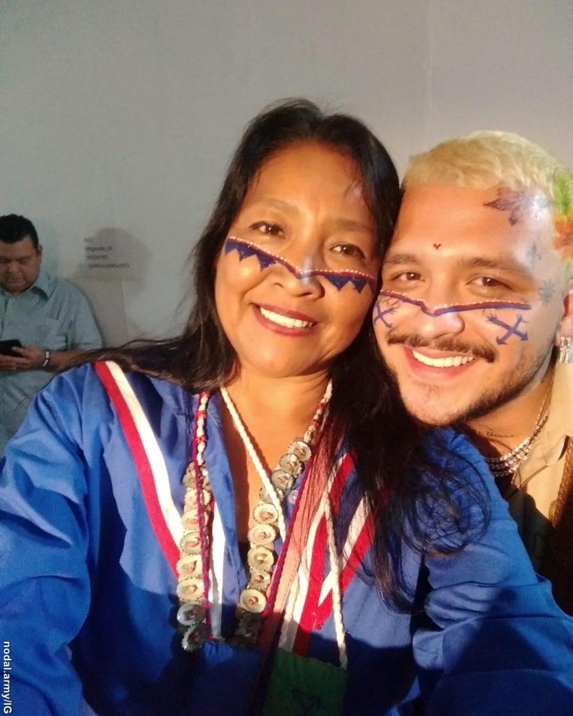 Christian Nodal junto a Mina la mujer que le pintó el símbolo Sari en su cara
