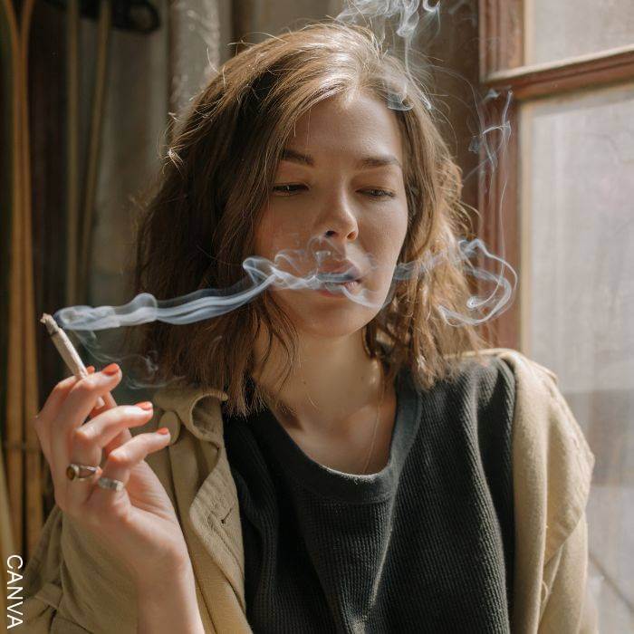 Foto de una mujer fumando