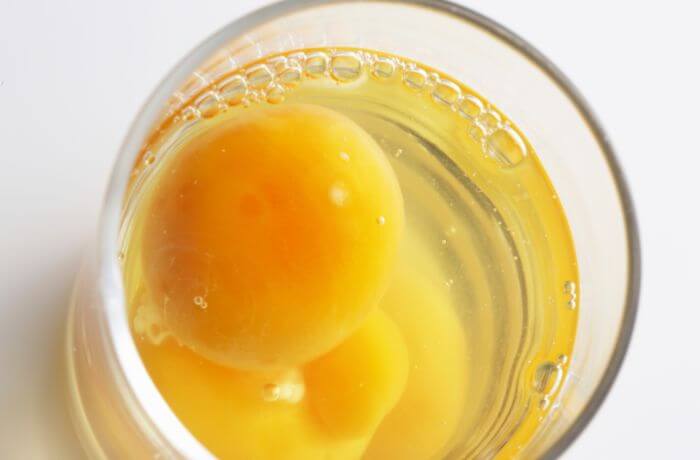 Foto de un huevo dentro de un vaso de agua