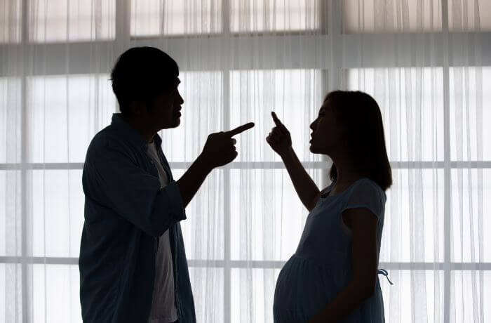 Foto de mujer embarazada discutiendo con su pareja
