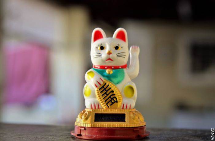 Foto de un maneki neko o gato japonés de la suerte