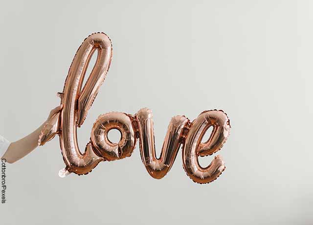 Foto de un letrero de globos que dice la palabra love