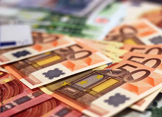 Foto de varios billetes de 50 euros que muestra el mantra de la abundancia