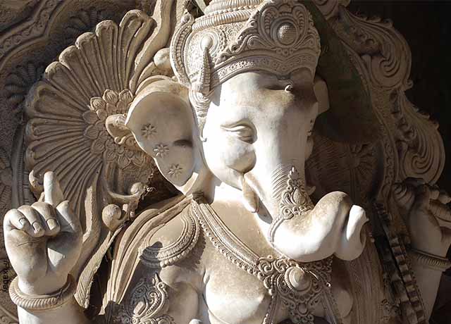 Foto de estatua en marmol de Dios hindú que muestra el mantra Ganesha