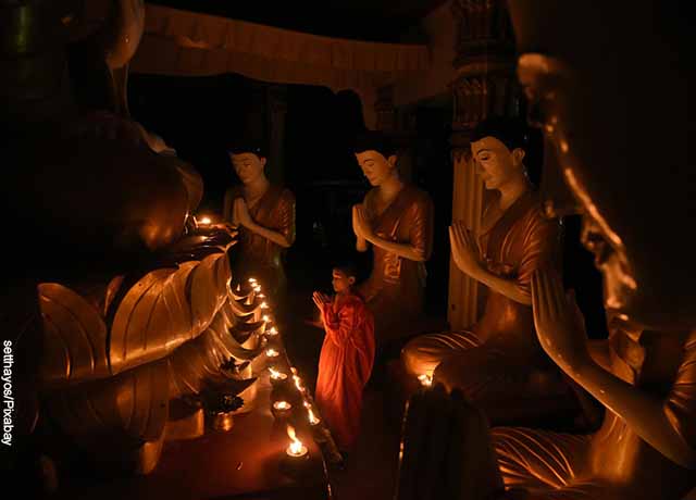Foto de niño orando en templo budista