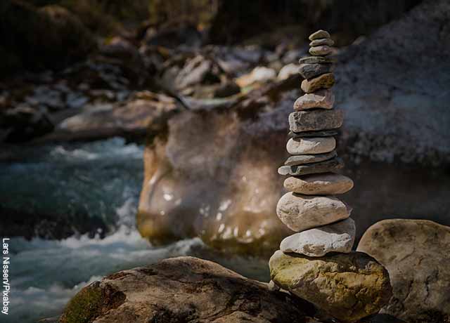Foto de pila de piedras en un río