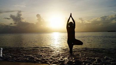 Foto de una mujer haciendo yoga en el mar que revela los mantras de sanación