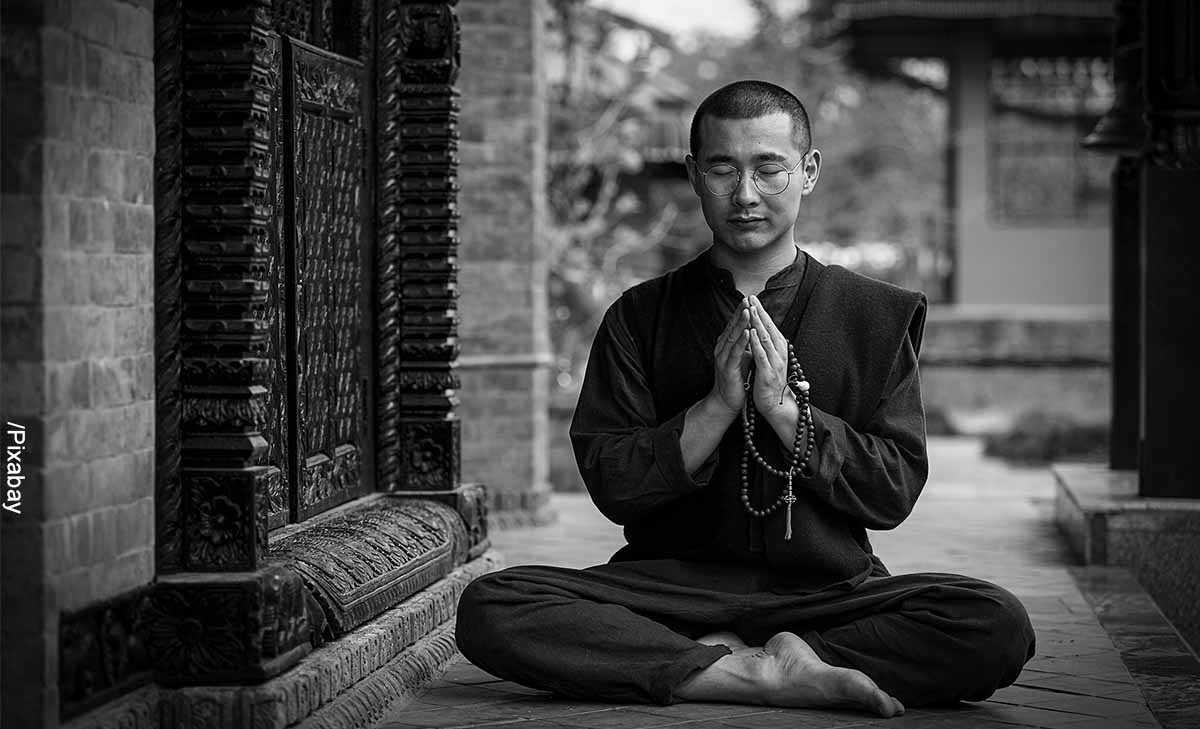 Foto de un monje budista meditando que ilustra los mantras positivos