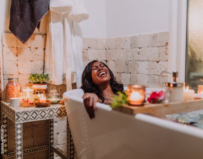 Foto de una mujer sin envidia tomando un delicioso baño relajante