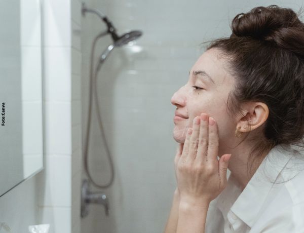 Foto de mujer aplicándose crema Nivea en la cara