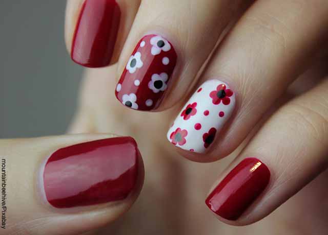 Foto de manos de mujer con uñas pintadas de rojo