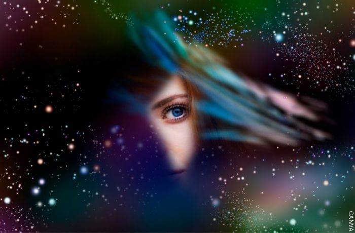 Foto de rostro de mujer rodeada de nebulosas de colores y estrellas