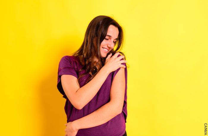 Foto de mujer abrazándose a sí misma