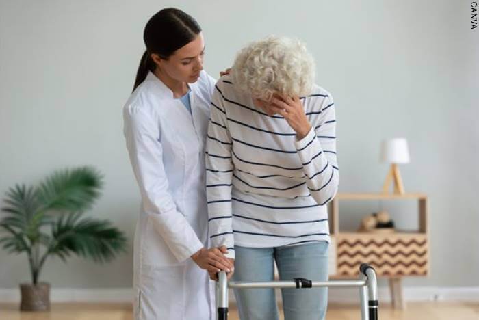 Foto de una anciaja junto a una enfermera