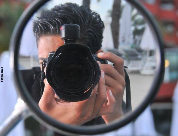 Foto de hombre tomando foto a un espejo