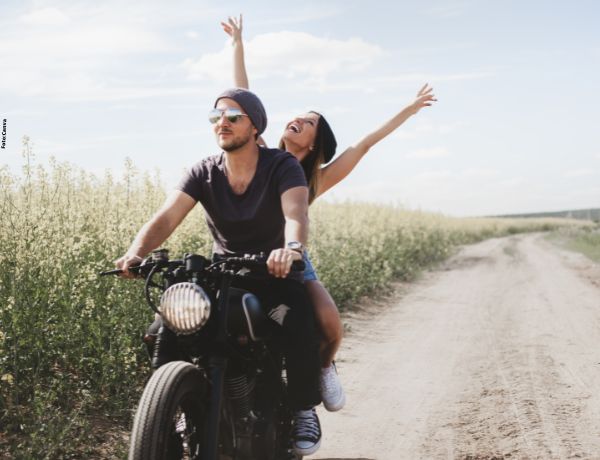 Foto de una pareja en moto