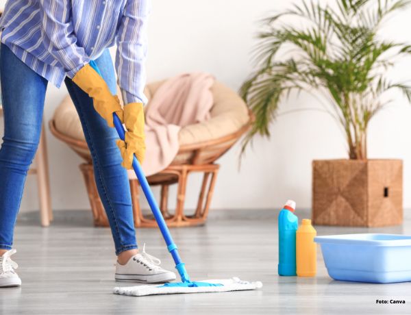 Foto de mujer con trapero limpiando el hogar